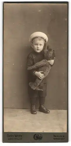 Fotografie Otto Witte, Berlin, junger Knabe mit seinem grosse Teddybär im Arm