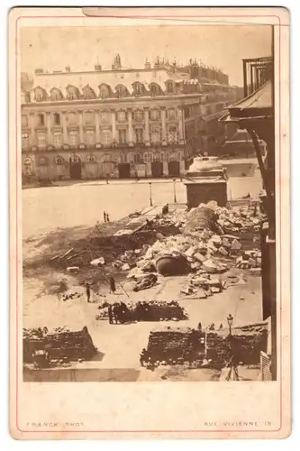 Fotografie Franck, Paris, Ansicht Paris, Pariser Kommune, gestürzte Vendome Säule mit Barikaden am 16. Mai. 1871