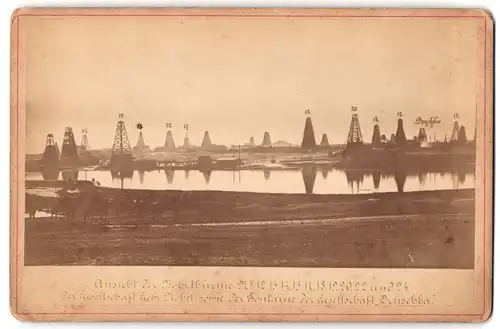 Fotografie W. Koehne & Co., Ansicht Baku, Rohöl Bohrtürme der Gesellschaft Gebr. Nobel Branoebl und Druschba Naptha