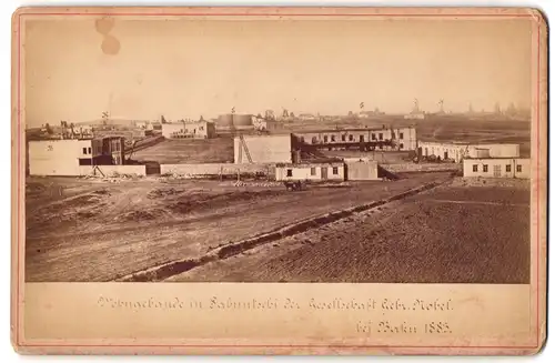 Fotografie W. Koehne & Co., Ansicht Baku-Sabuncu, Wöhngebäude der Gesellschaft Gebr. Nobel Branobel Bohrtürme, 1883