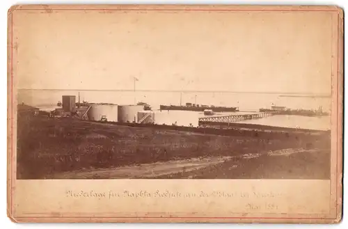 Fotografie W. Koehne & Co., Ansicht Saratow, Anlagen der Naptha Gesellschaft Gebr. Nobel Branobel Raddampfer Kalmück