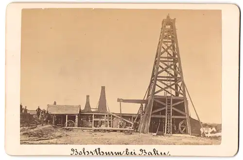 Fotografie unbekannter Fotograf, Ansicht Baku, Rohöl Bohrturm der Firma Branobel Gebr. Nobel, Naptha