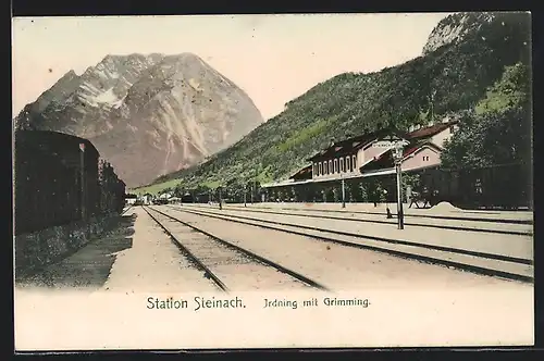 AK Stainach-Irdning, Bahnhof mit Gleisanlagen und Grimming