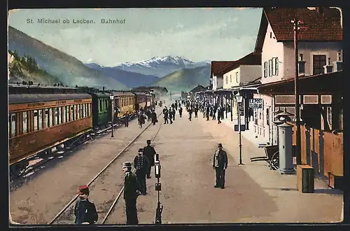 AK St. Michael ob Leoben, Bahnhof mit Zug, Fahrgästen und Schaffnern