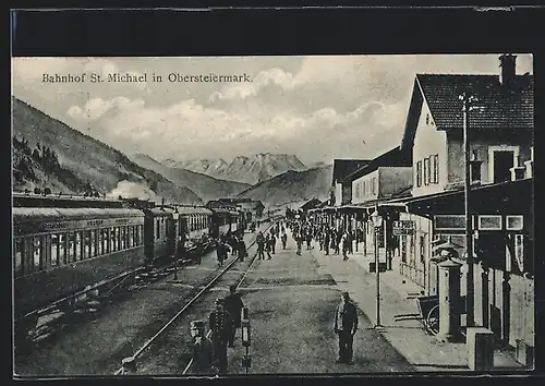 AK St. Michael, Bahnhof mit belebtem Bahnsteig und Zug, Schaffner
