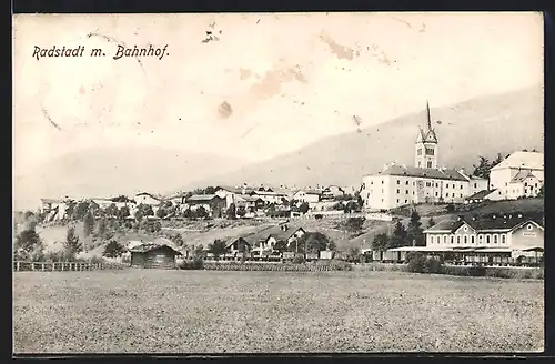 AK Radstadt, Ortsansicht mit Bahnhof von einem Feld aus