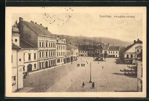 AK Ivancice, Einwohner auf dem Marktplatz