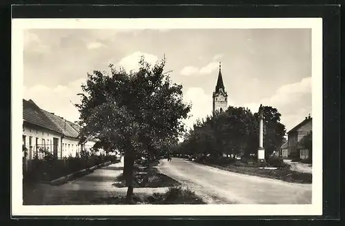 AK Moravsky Pisek, Strassenpartie mit Kirchturm