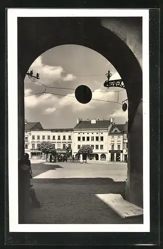 AK Wischau / Vyskov, Blick durch einen Torbogen