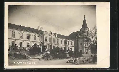 AK Ziollochovice, Schule und Kirche im Sonnenschein