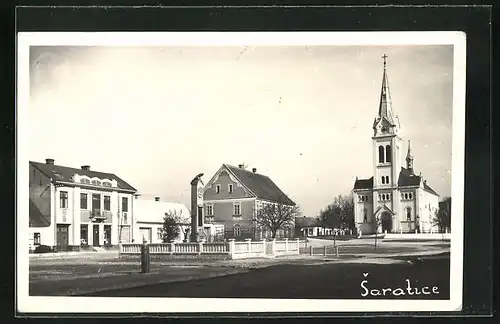 AK Saratice, Strassenpartie mit Kirche