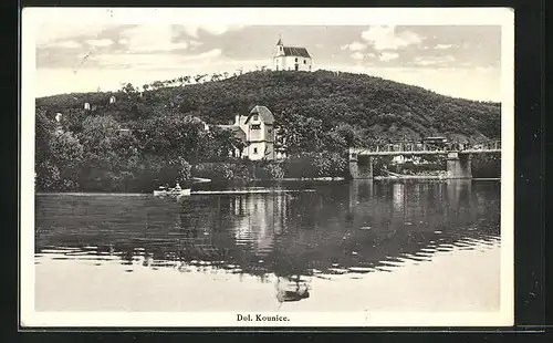 AK Dol. Kounice, Kirche auf dem Berg mit See im Vordergrund