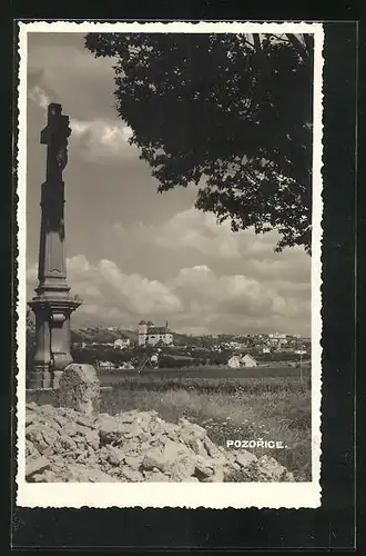 AK Pozorice, Ortsansicht mit Jesus am Kreuz