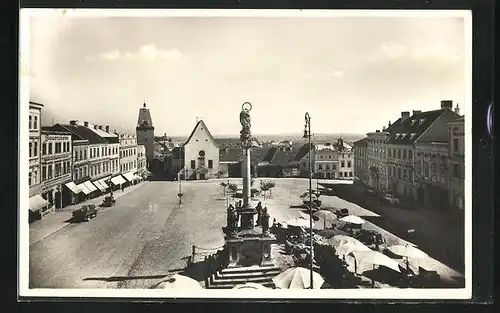 AK Znaim, Marktplatz mit Verkaufsständen und Denkmal