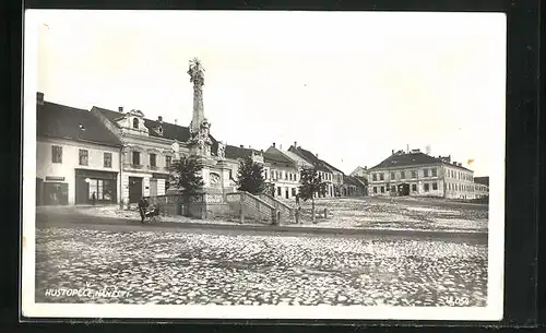 AK Hustopece, Markplatz mit Denkmal