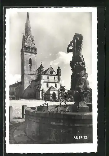 AK Auspitz, Marktplatz mit Springbrunnen und Kirche im Sonnenschein
