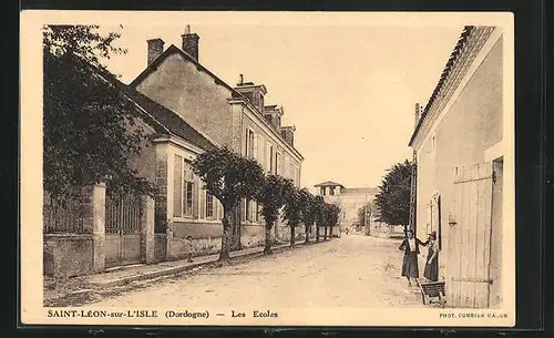 AK Saint-Léon-sur-l`Isle, Les Ecoles