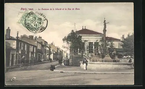 AK Périgueux, la Fontaine de la Liberté et la Rue de Metz