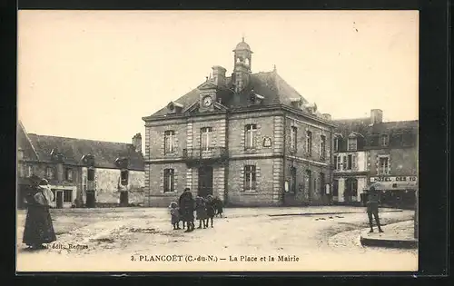 AK Plancoet, La Place et la Mairie