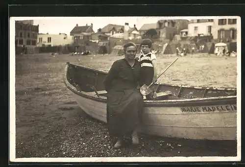 AK Le Pouldu, Mutter mit Kind vor einem Boot am Strand