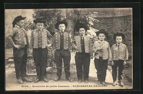 AK Plougastel-Daoulas, Brochette de petits hommes