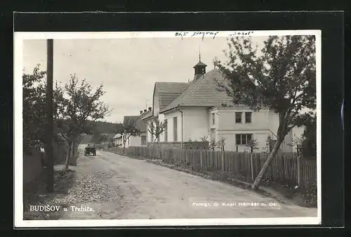 AK Budisov u Trebíce, Blick in eine Strasse mit Gebäudeansicht