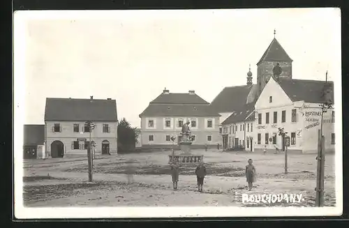 AK Rouchovany, Stadtplatz mit Anwohnern