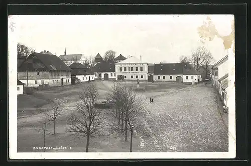 AK Svratka, Ditetuv Obchod, Marktplatz mit Denkmal