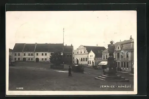 AK Jemnice, Platz mit Hotel & Denkmal