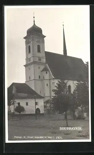 AK Doubravnik, Vor der Kirche