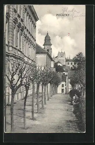 AK Pocatky, Strassenansicht mit Kirche