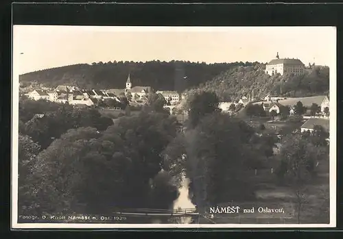 AK Namest nad Oslavou, Teilansicht mit Fluss und Wald