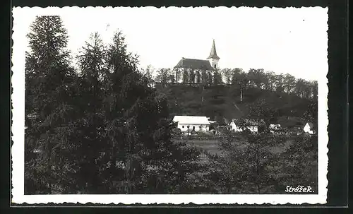 AK Strazek, Dorfpartie mit Kirche