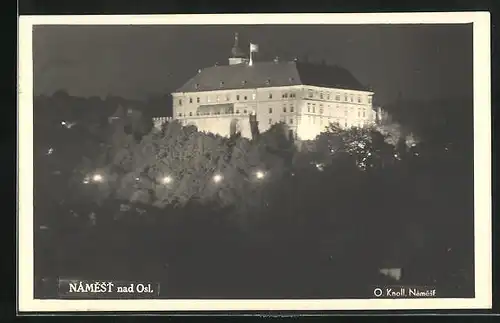 AK Namest nad Osl., Gebäudeansicht bei Nacht