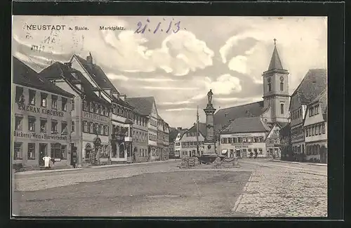 AK Neustadt a. Saale, Marktplatz mit Bäckerei-Wein- & Bierwirtschaft und Geschäften