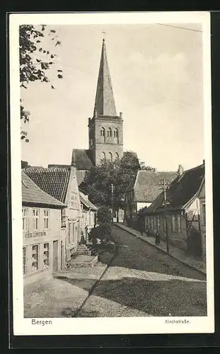 AK Bergen / Rügen, Kirchstrasse mit Kirche im Sonnenschein