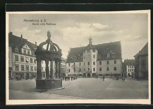 AK Merseburg a. S., Markt und Rathaus mit Geschäft und Brunnen