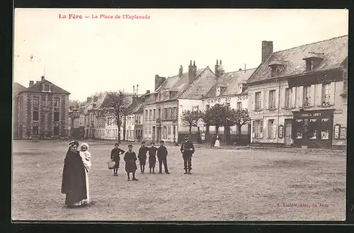 AK La Fère, La Place de l`Esplanade, Café du Nord