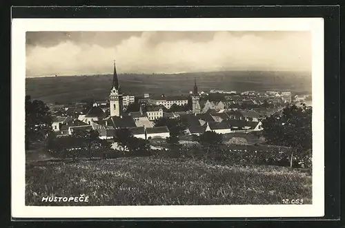 AK Hustopece, Panoramablick auf die Ortschaft