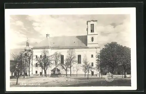 Foto-AK Pribyslavice, Ortspartie mit Kirche