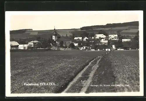 AK Svratka, Radesínská Svratka, Totalansicht mit Kirche