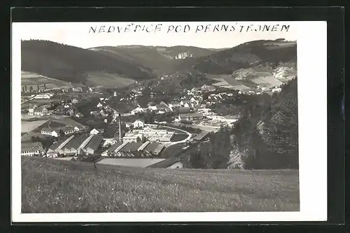 AK Nedvedice pod Pernstejnem, Blick von der Bergwiese auf den Ort