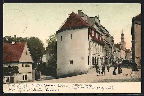 AK Löbau, Zittauer Strasse mit Passanten
