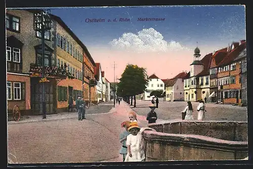 AK Ostheim, Marktstrasse mit Brunnen