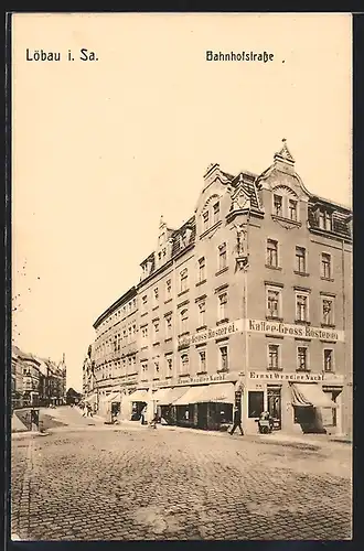 AK Löbau i. Sa., Bahnhofstrasse mit Kaffee-Gross-Rösterei Ernst Wendler Nachf.