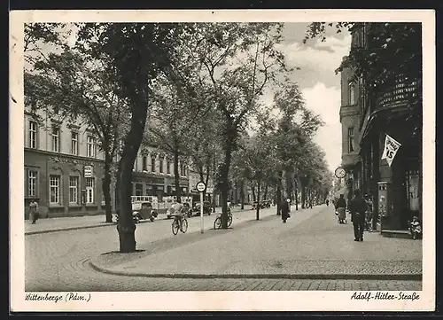 AK Wittenberge /Pdm., Strasse mit Hotel und Eisverkaufstelle, Radfahrer, Passanten