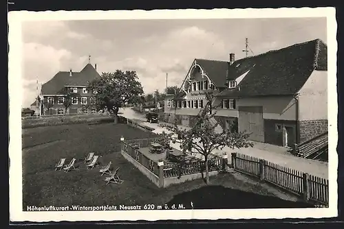 AK Neusatz über Herrenalb, Gasthaus-Pension Löwen L. Faass mit Strasse und Liegewiese