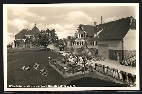 AK Neusatz über Herrenalb, Gasthaus-Pension Löwen L. Faass mit Strasse und Nachbarhaus aus der Vogelschau, Liegewiese