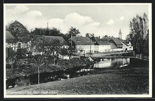 AK Kunnersdorf bei Bernstadt /Sa., Ortspanorama mit Brücke