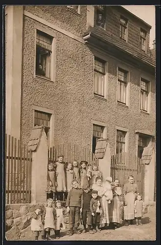 Foto-AK Mittweida, Haus und Strasse Obergasse 1, davor und an den Fenstern Bewohner